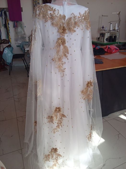 Toy koʻylak  sotiladi towli patlari bor