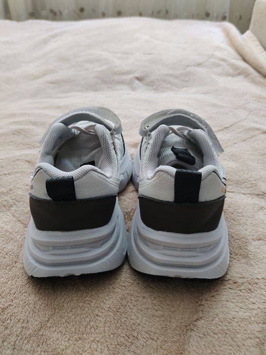 Продам кроссовки на мальчика