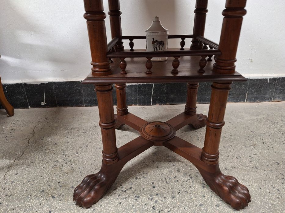 Антична Викторианска маса орех