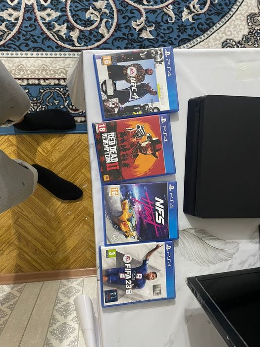 PS4 Slim 520 гб с куча игр ( в хорошем состаяние )