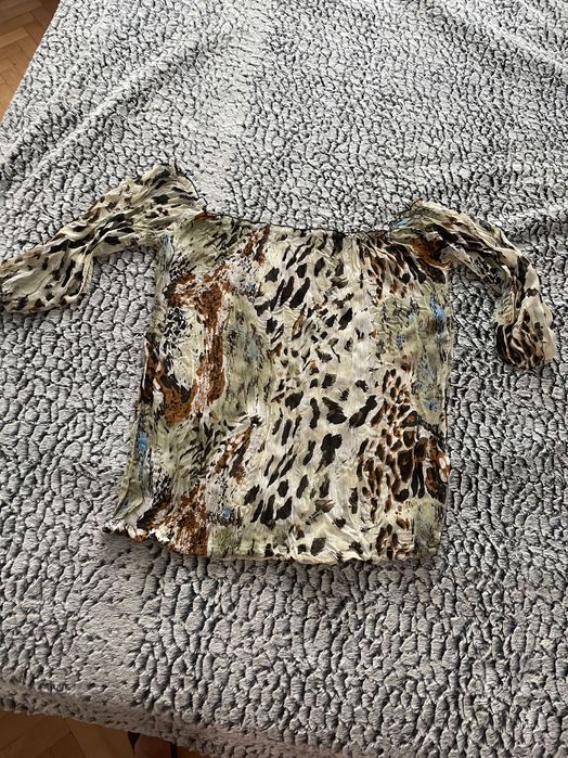 Vand bluzita umeri goi,imprimeu,M-L,dar e XL,sau L cu bust generos