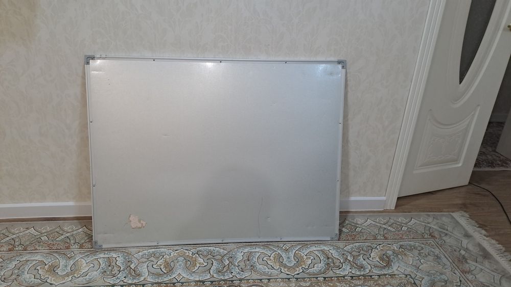 Белая доска для писания маркерами