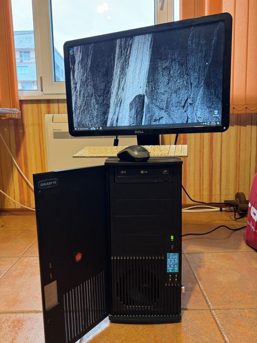 Компютърна конфигурация с инсталиран Windows 10 Pro ,с wifi модем.