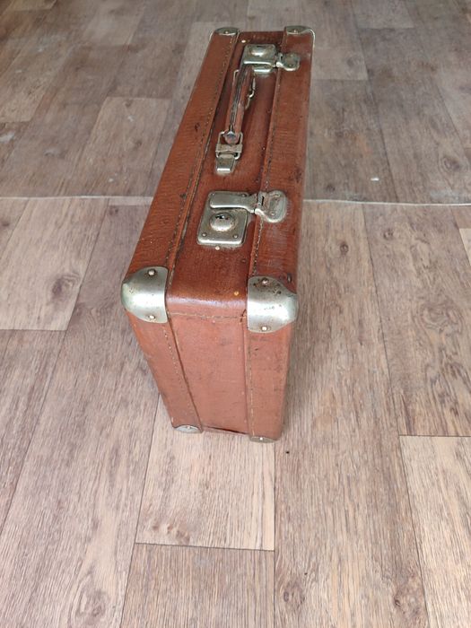 Чемодан с металлическим замком