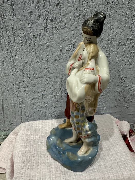 Продам фарфоровую статуэтку