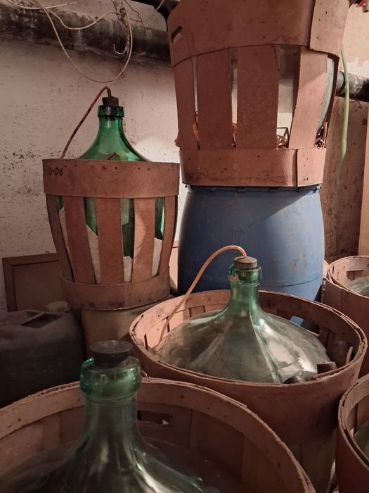 Vând damigene de 50L si 25L