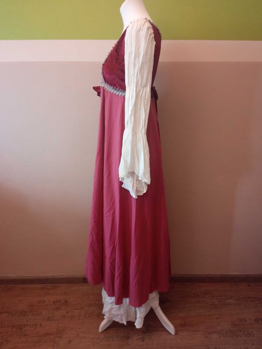 Rochie pentru domnițe (nu Zara, H&M)