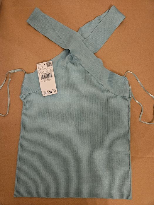 Top din tricot cu guler halter