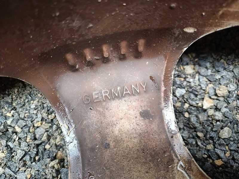 Продам оригинальные легкосплавные диски на Пежо