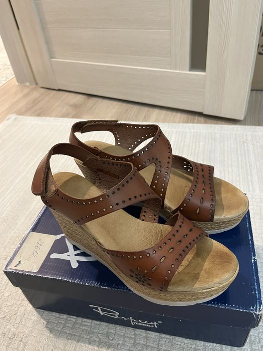 Продам босоножки