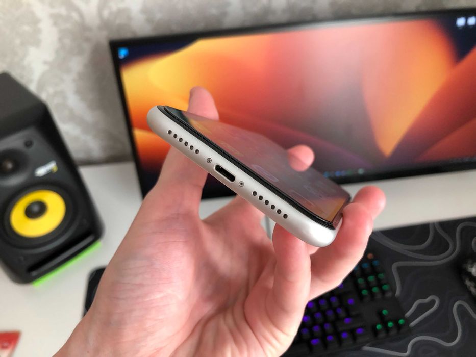 Телефон iPhone XR 64gb white