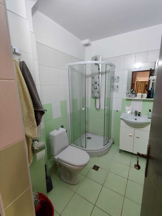Închiriez apartament 7 dormitoare,  2 livinguri,bucatarie 3 bai, 3 ter
