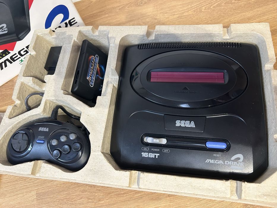 SEGA Mega Drive 2 original, import din Japonia — set complet in cutie originala!