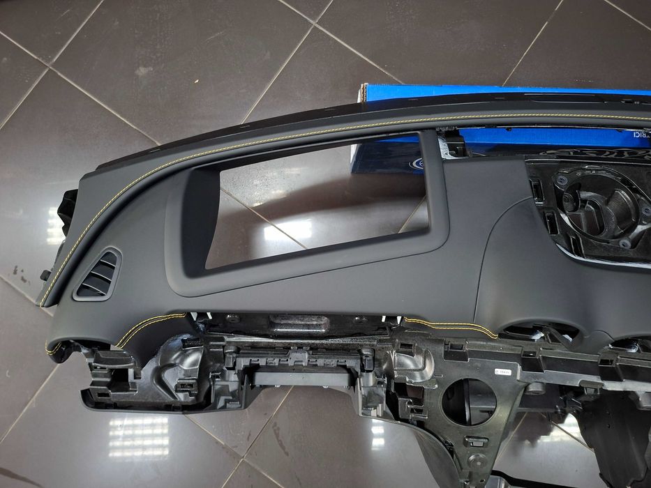 Ново Кожено Табло с Жълт шев Mercedes W206 AMG HUD
