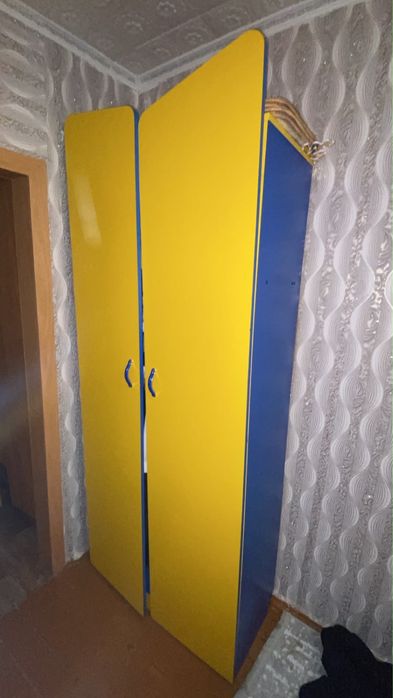 шкафы и стол даром