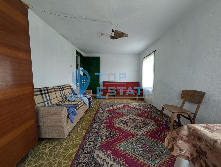 Едноетажна къща с вътрешна баня и кладенец в село Джулюница