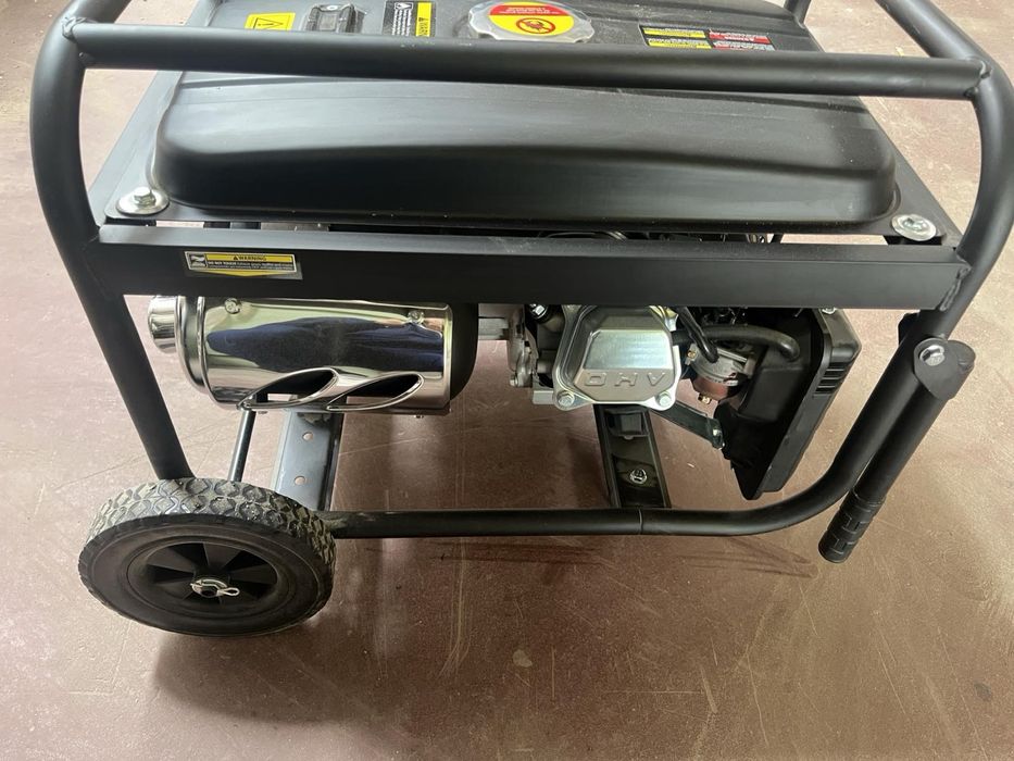 Продавам бензинов генератор Hyundai HHY7000FE. Машината е запазена и работи отлично.