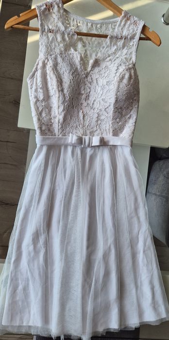 Продавам бяла рокля