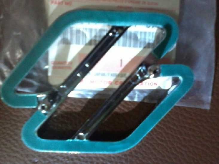 эмблема решётки радиатора Suzuki