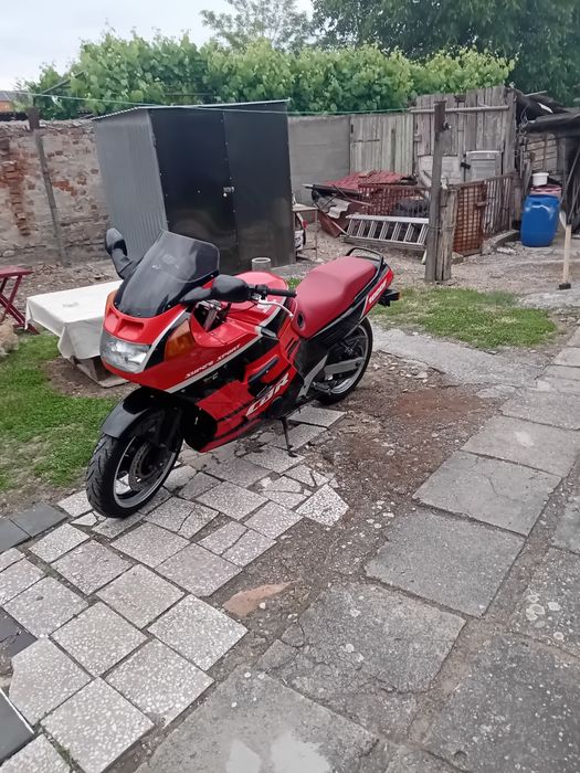 Vînd CBR 1000 F..