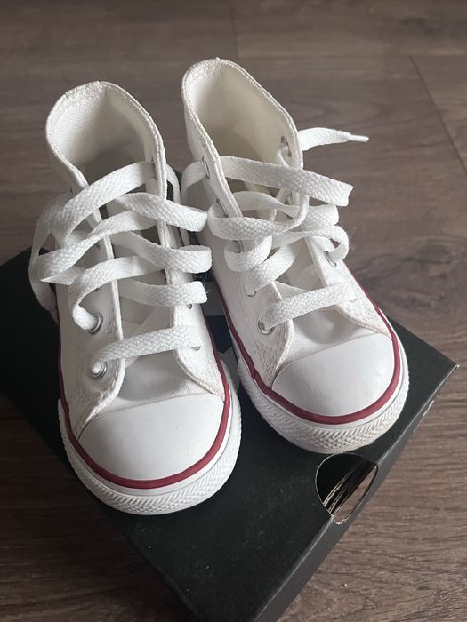 Бели високи кецове Converse
