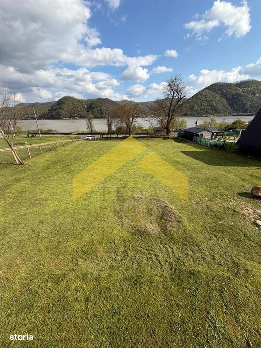 Cabana din piatra de codru si busteni pe Clisura Dunarii, Caraș-S