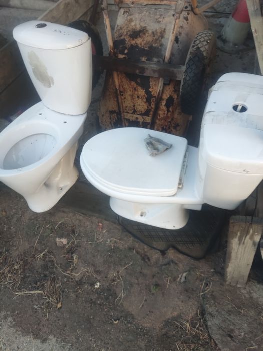 Унитаз 2 штуки  с бочками