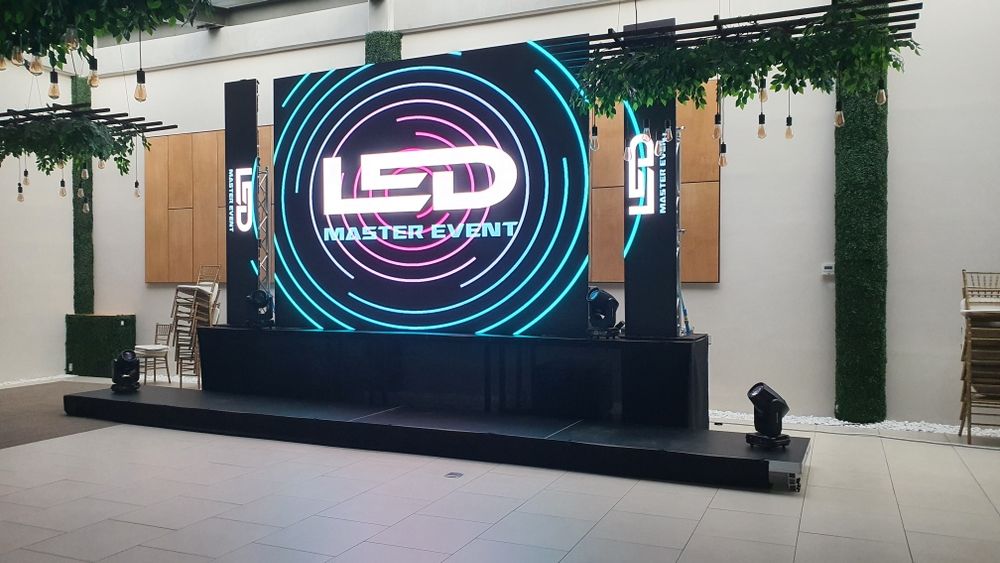 Dj-MC, scena, podium, ecran led, sonorizare, schela de lumini, glob