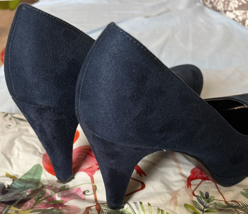 Дамски велурени обувки с висок ток.