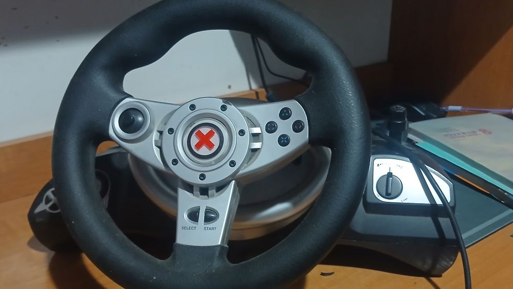 Игровой руль с педалями