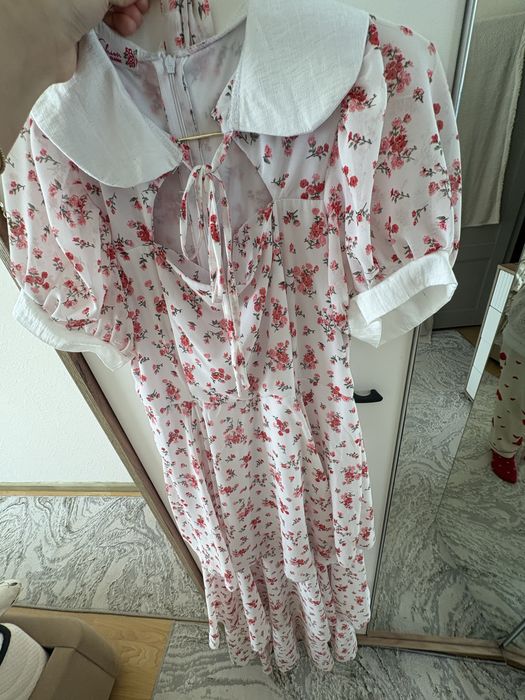 Платья каждая по 100тыс