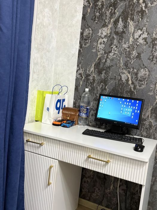Стол белого цвета