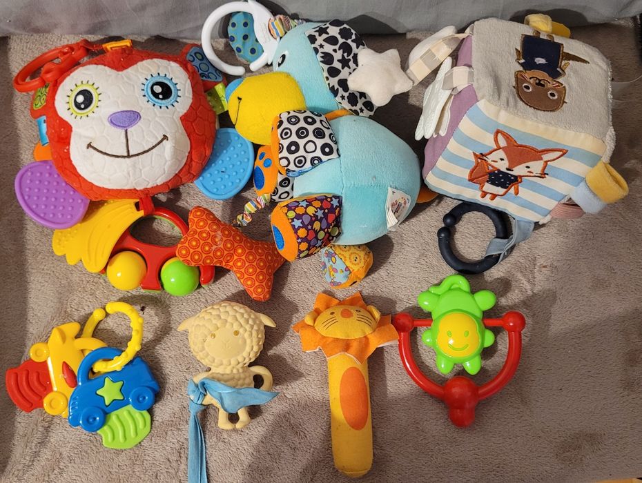 Jucarii zornăitoare bebe care se pot agata la carucior sau patut