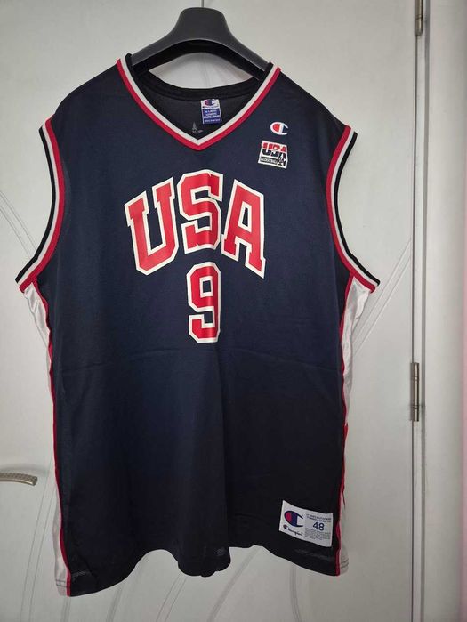 Продавам няколко НБА артикула потници и яке. Starter, Jordan, Champion