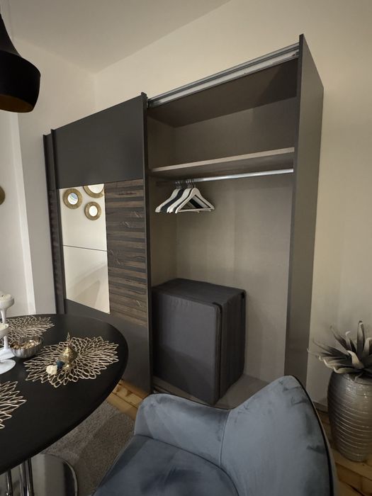 Двукрилен гардероб