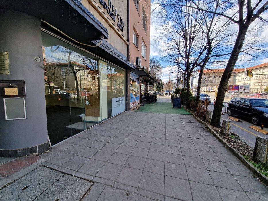 ТОП център до Сердика – 160 кв.м, 6.5м витрина, готово за ресторант и