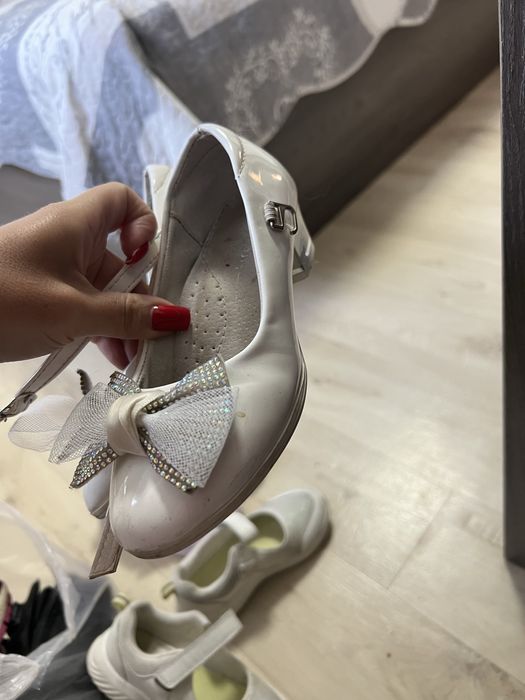 Отдам бесплатно обувь детскую