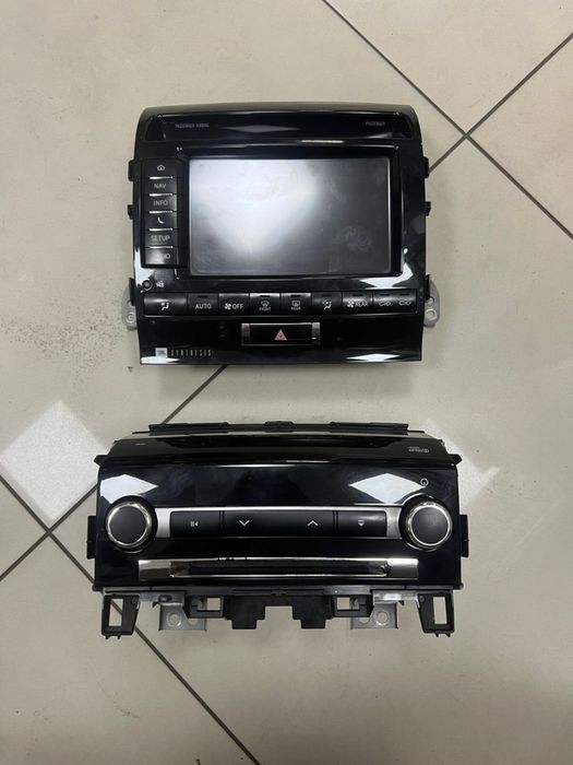 Монитор JBL на Land Cruiser 200