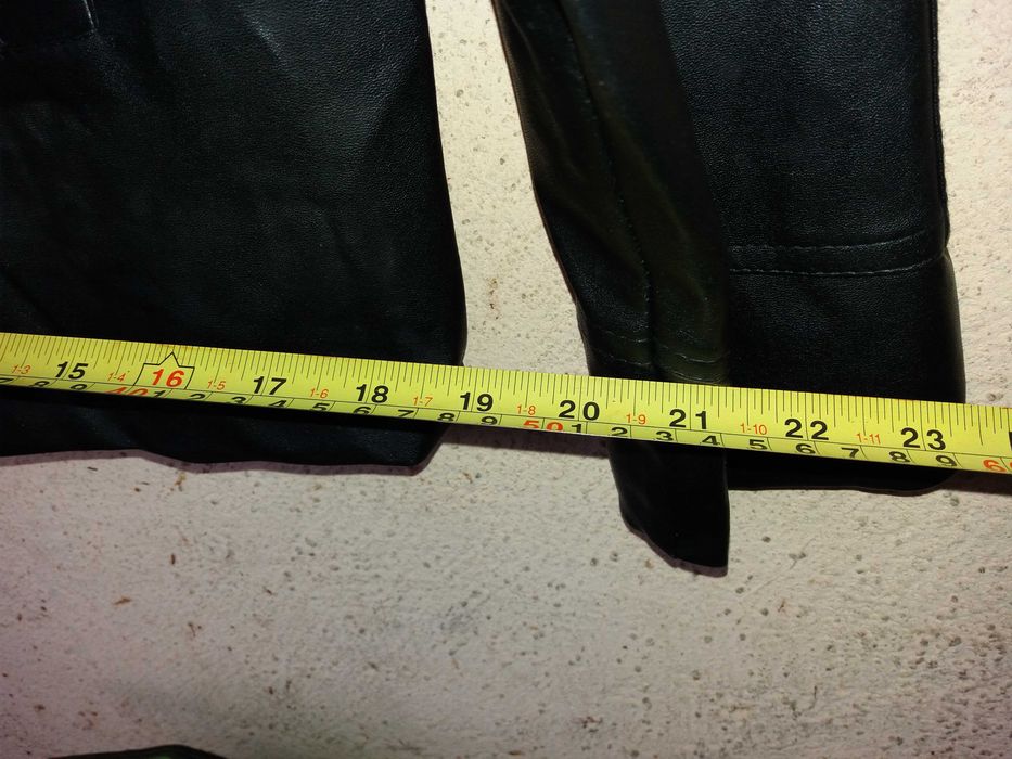 Geaca piele jacheta cu buzunar si fermoar la piept, 2 buzunare laterale si buzunar interior. Latime umeri 40cm, inaltime 66cm, maneci 60cm, talie 48cm