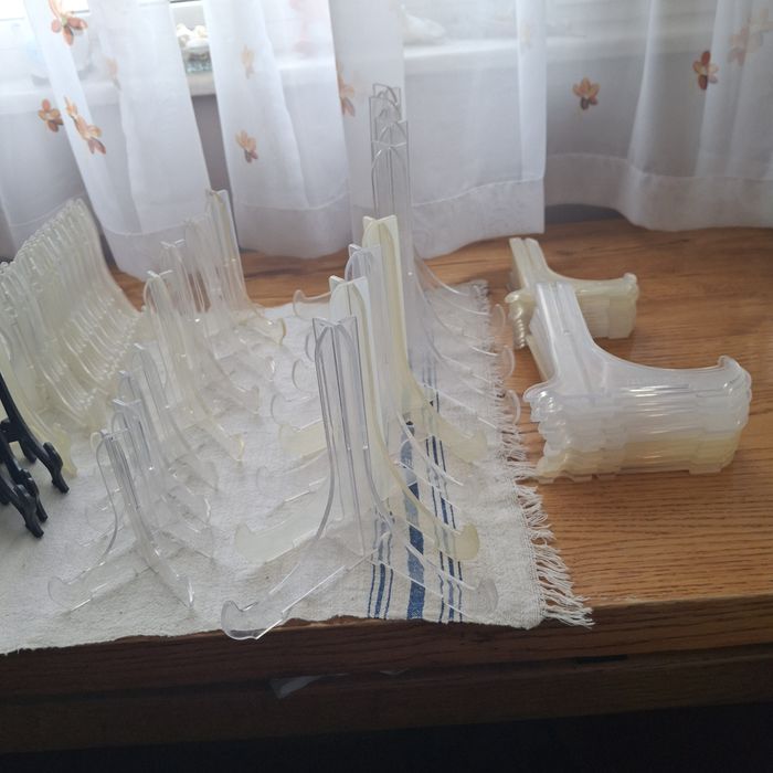 Стойки за чинии,малки картини,сувенири и др.