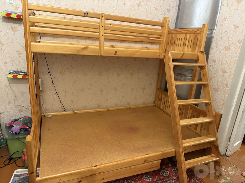 Двухэтажная деревянная кровать
