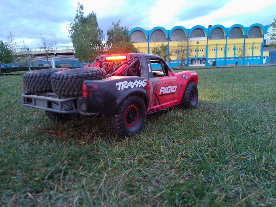 De vînzare RC traxxas UDR 1:7 și AXIAL GILAMON scala 1:8