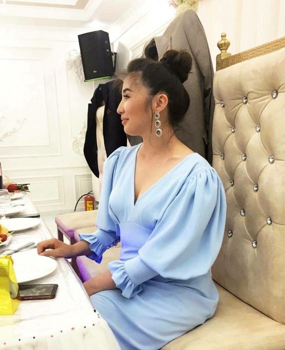 Красивое платье голубого цвета