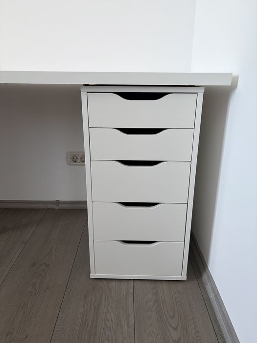 Birou alb foarte spatios