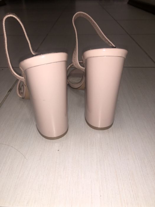 Сандали на ток уникални