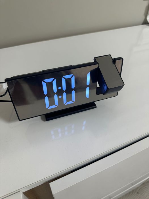 LED огледален часовник с прожекция