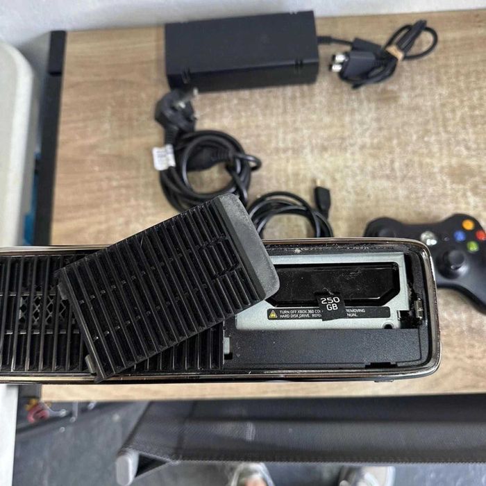 Конзола Xbox 360 250gb с Джойстик и кабели