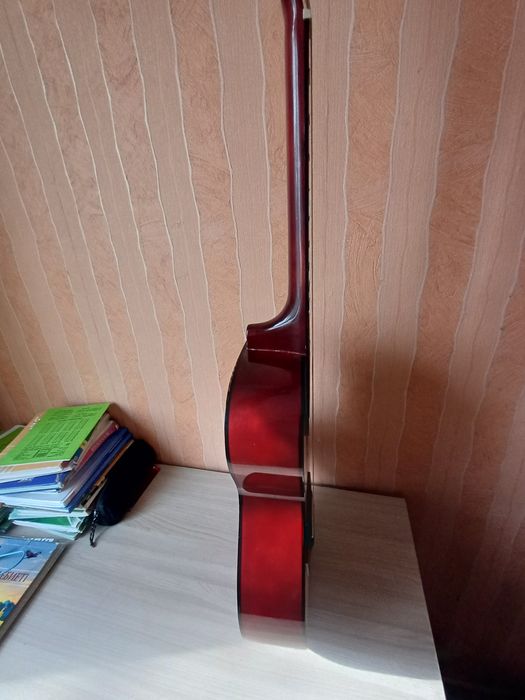 Гитара в хорошем состоянии