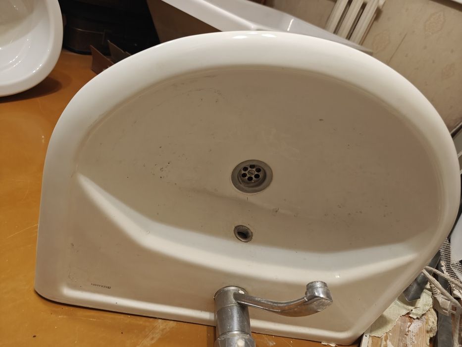 Бачок от унитаза и раковина