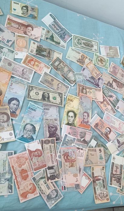 Lot 100 de bancnote din 50 de țări în folii